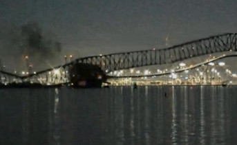 Обрушение моста. Фото REUTERS