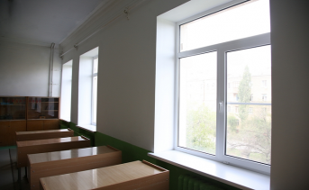Новые окна в школе. Фото для иллюстрации ruffnews.ru