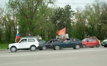 Автопробег у Мемориала. Фото ruffnews.ru
