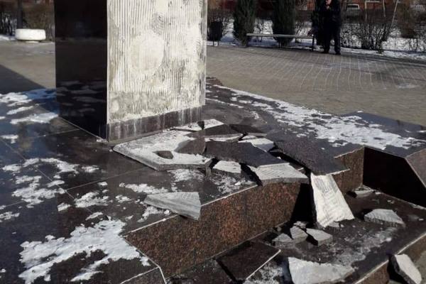 Обвалившаяся плитка. Фото «Азов. Новости. События»