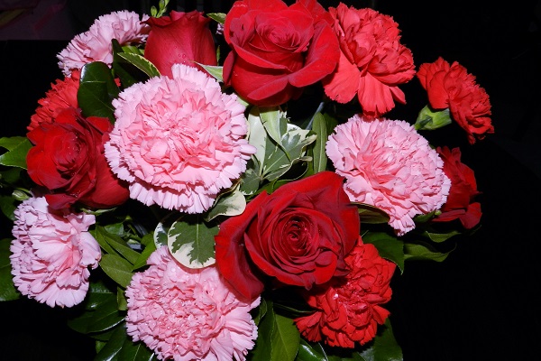 Букет из роз и гвоздик. Фото vsegda-pomnim.com