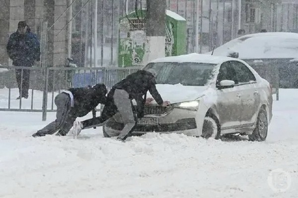Снегопадом занесло город. Фото gorvesti.ru