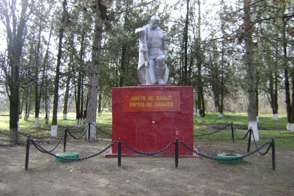 Памятник героям ВОВ до урагана. Фото azovskiy.donland.ru