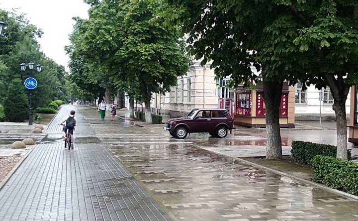 Петровский бульвар в Азове после дождя. Фото ruffnews.ru