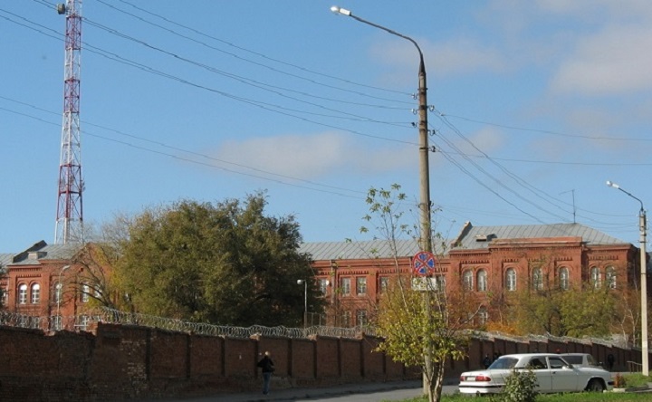 Здание на пересечении улицы Кривошлыкова и проспекта  Баклановского. Фото novocherkassk.net