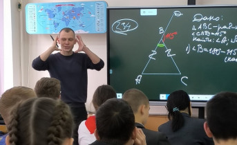 Сергей Шрайнер ведёт урок в школе. Фото с личной страницы педагога «ВКонтакте»