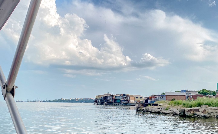 Выход из бухты Андреева, вид на Таганрог с моря. Фото Елены Анисимовой.