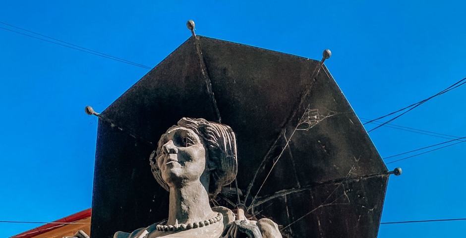 Памятник Фаине Раневской в Таганроге. Фото Елены Анисимовой.