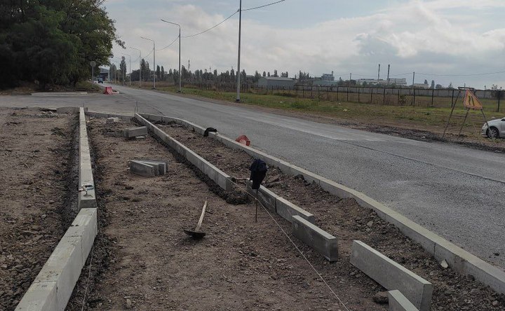 В Азове завершают ремонт улицы Мелиораторов. Фото azned.net