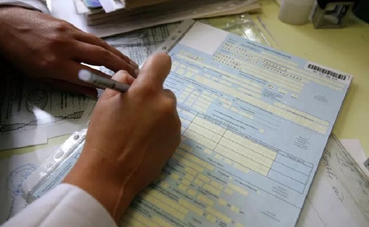 Медсестра заполняет больничный лист. Фото Александра Кряжева/РИА «Новости»