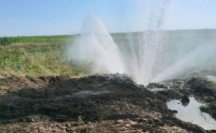 Повреждённый магистральный водовод в Зерноградском районе. Фото из telegram-канала Ирины Полищук