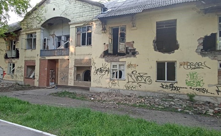 Аварийный многоквартирный дом. Фото telegram-канала Андрея Фатеева.