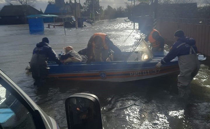 Эвакуация пострадавших от урагана. Фото МКУ «Управление защиты от ЧС»