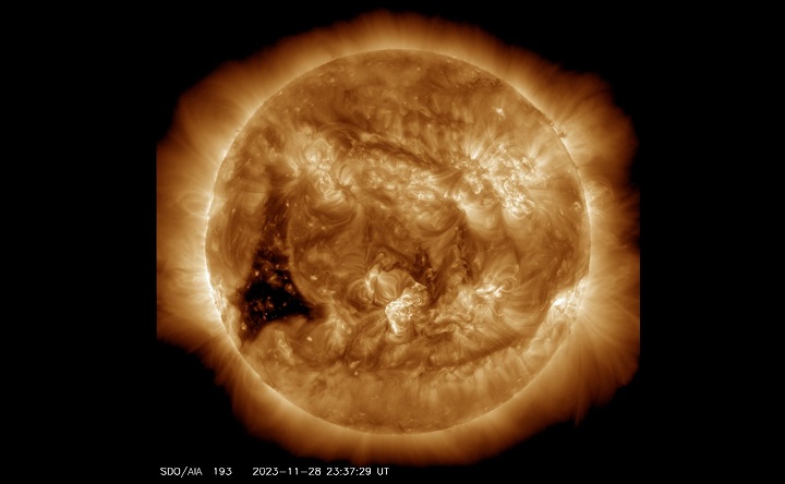 Вспышка на солнце 28.11.23 года. Скриншот трансляции обсерватории SDO