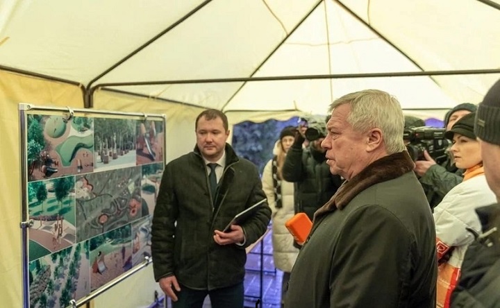 Губернатор Василий Голубев посетил Пушкинскую набережную в Таганроге. Фото donland.ru