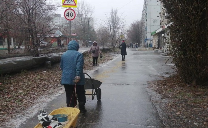 Тротуар возле многоэтажки. Фото пресс-службы администрации Новочеркасска