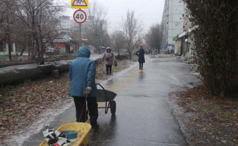 Тротуар возле многоэтажки. Фото пресс-службы администрации Новочеркасска