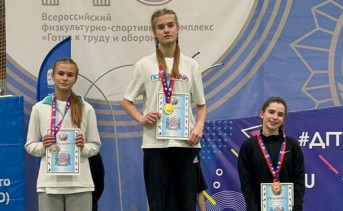 Ангелина Колядинская (в центре) — победитель по прыжкам в высоту. Фото @azovadmin