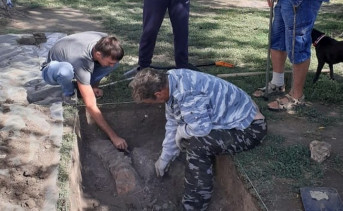 Дмитрий Зенюк (слева) на раскопе в Азове. Фото ruffnews.ru