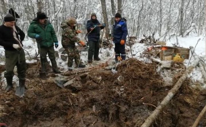 Поисковики на месте крушения «МИГ–3» под Новгородом. Фото поискового движения России