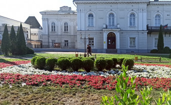 Клумба перед Атаманским дворцом. Фото: novochgrad.ru