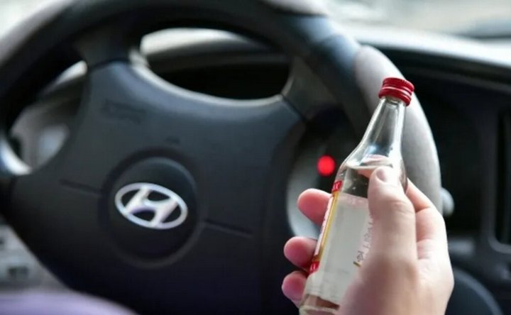 Пьющий за рулём водитель. Фото readovka.ru