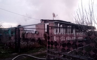 Сгоревший дом в Александровке. Фото ruffnews.ru