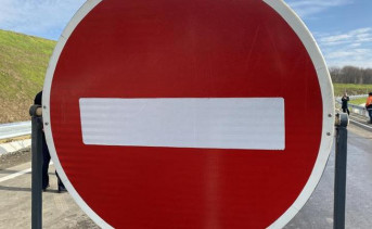 Дорожный знак «Въезд запрещён» на дороге. Фото kursk–izvestia.ru
