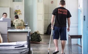 Раненный военнослужащий в Ростовском госпитале. Фото © РИА Новости/Дмитрий Макеев.