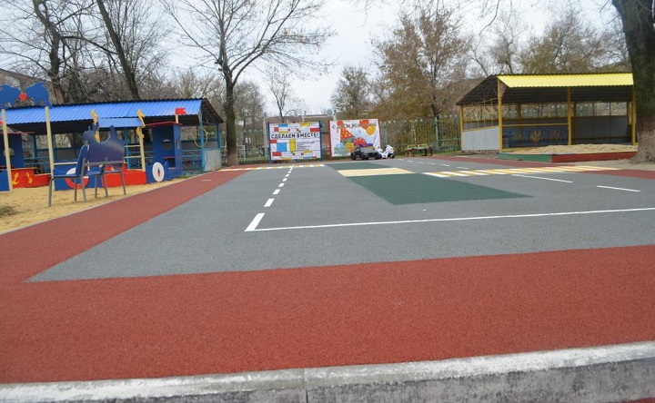 Спортивно-игровая площадка в детском саду. Фото novochgrad.ru