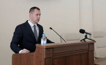 Владимир Ращупкин отчитывается перед депутатами. Фото ТГ В. Ращупкина