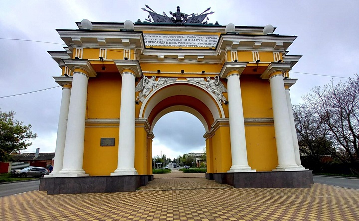 Триумфальная арка на спуске Герцена. Фото Анны Корюковой https://ok.ru/group51778574680262
