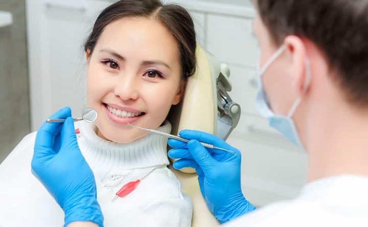 Девушка на приёме у стоматолога. Фото ru.temex2020.com.