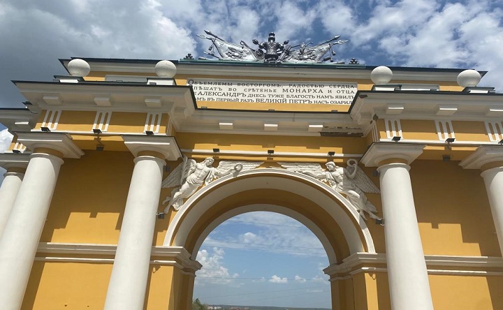Триумфальная арка на спуске Герцена. Фото ruffnews