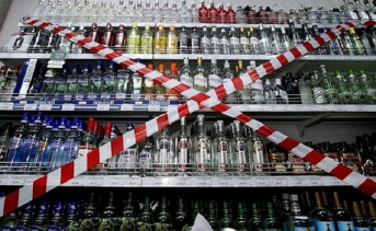 Сигнальная лента на витрине с алкоголем. Фото Miasskiy.ru