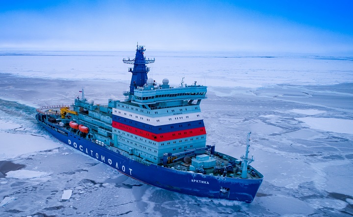 Ледокол в арктических водах. Фото rosatomflot.ru.