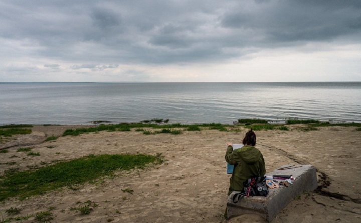 Девушка на берегу. Фото Ирины Розенблит