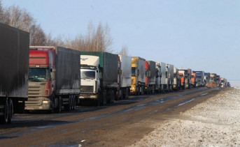 Колонна большегрузов по дороге к терминалам. Фото из архива ruffnews.ru