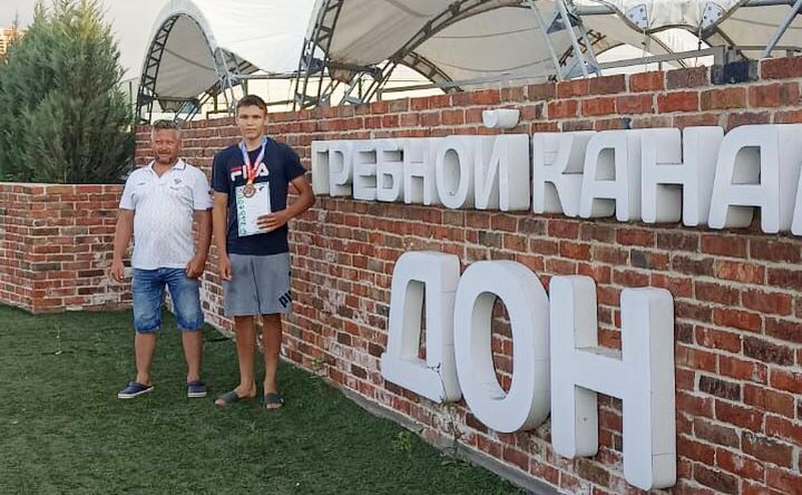 Алексей Ковалёв со своим тренером. Фото azov–sport.com