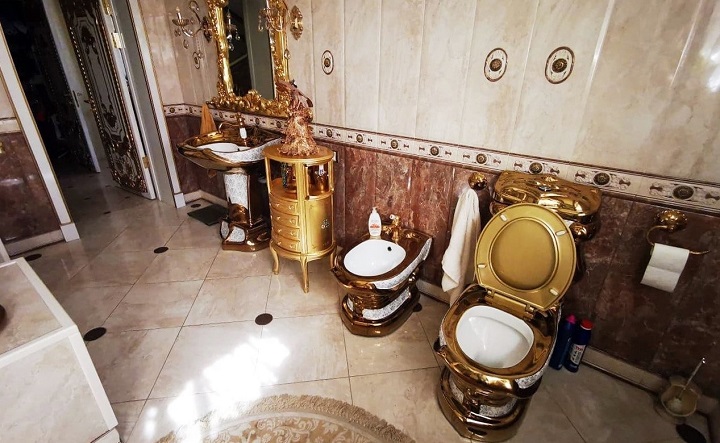 Ванная комната с золотым унитазом. © Фото РИА «Новости»/@Hinshtein/Telegram