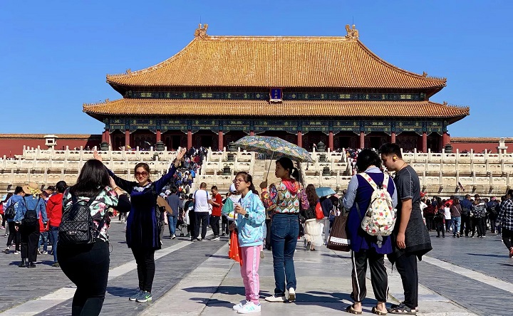 Туристы фотографируются в Пекине. Фото ©РИА «Новости»/Ирина Овчинникова