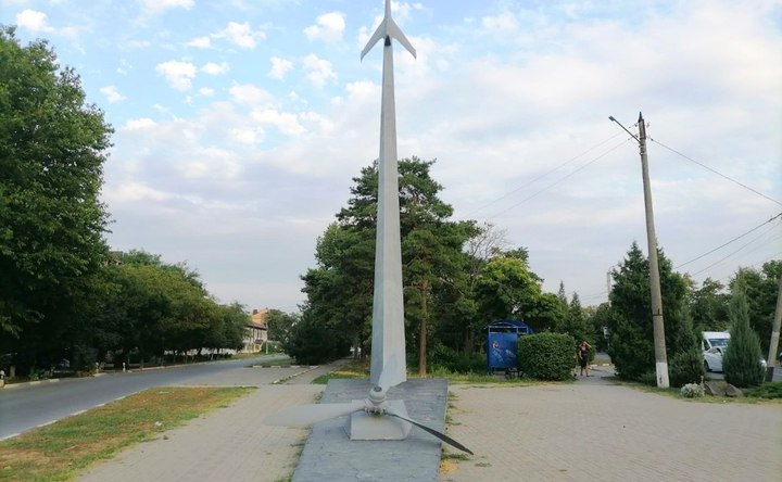 Стела и сквер Лётчикам в Азове. Фото @azovadmin