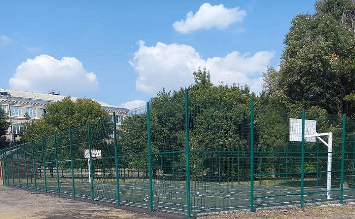 Новая спортплощадка во дворе таганрогской школы