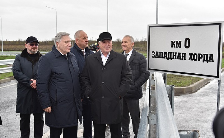 Губернатор Василий Голубев (справа) у знака нулевой километр западной хорды. Фото donland.ru