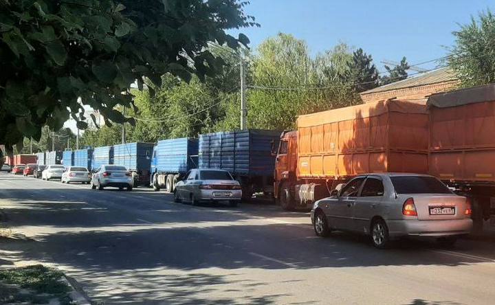 Автокараван «Камазов» на Московской. Фото telegram–канал Азов. Новости и События