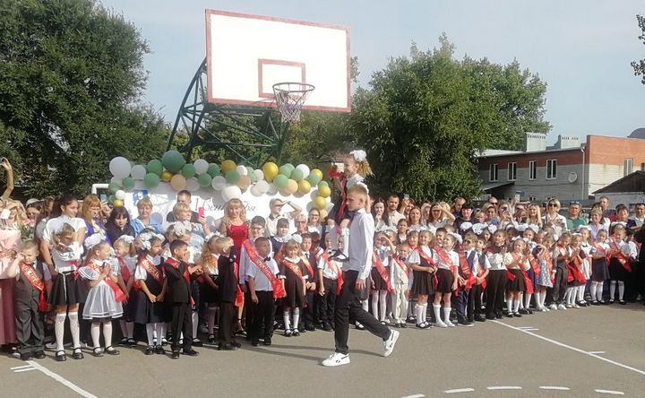 День знаний в школе №9 в Азове. Фото ruffnews.ru