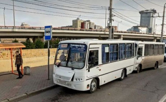 Автобус Ростов — Азов на главном автовокзале. Скрин с «Яндекс. Панорамы»