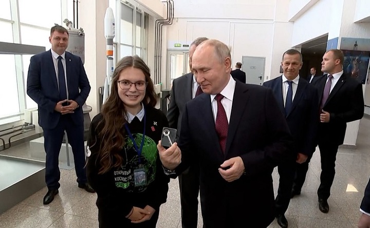 Мария Андреева рядом с Владимиром Путиным. Фото russian.rt.com