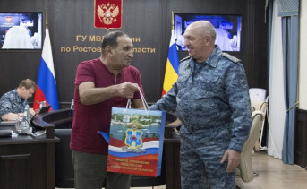 Таксист получает награду от генерала-лейтенанта Агаркова, фото пресс-служба ГУМВД