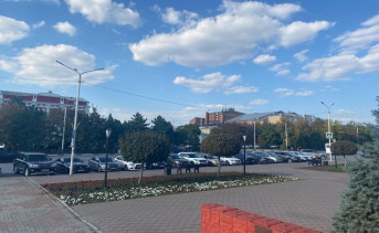 Парковка напротив здания администрации Новочеркасска. Фото ruffnews.ru